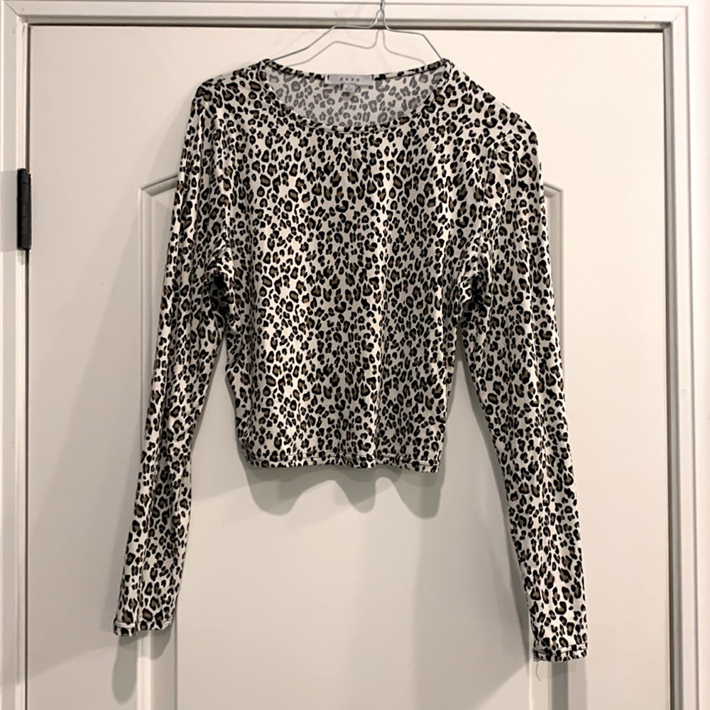 Medium cropped fitted animal print, leopard cheetah king sleeve shirt